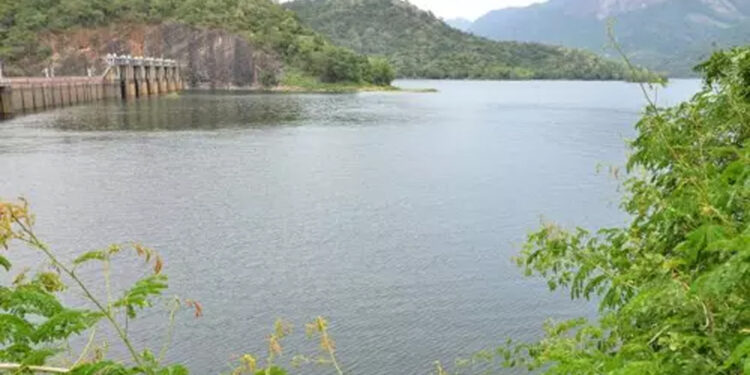 மஞ்சள் நிறமாக மாறிய எண்ணுார் முகத்துவாரம் – மீனவர்கள் குற்றச்சாட்டு