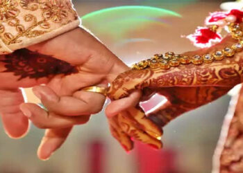 ஒரு நேரத்தில் இரண்டு காதலிகளை கல்யாணம் செய்த வாலிபர்