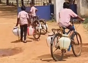 2 கிமீ தூரம் சென்று மாணவர்கள் தண்ணீர் எடுத்துவரும் அவலம்!