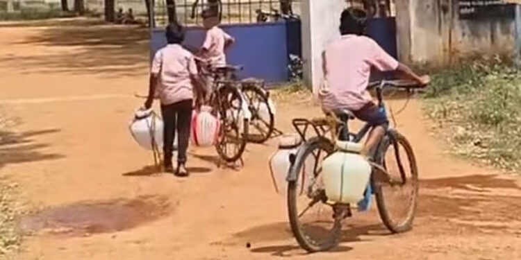 2 கிமீ தூரம் சென்று மாணவர்கள் தண்ணீர் எடுத்துவரும் அவலம்!