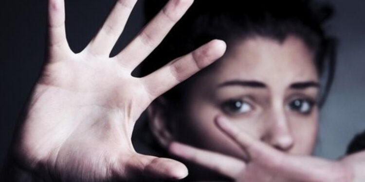 இளம் பெண்ணுக்கு கை வலி… மருத்துவர் கைது..! கதை அப்புடியா..!