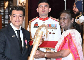 பத்ம பூஷண் பெற்ற அஜித்குமார்: மகிழ்ச்சியில் மனைவி ஷாலினி!