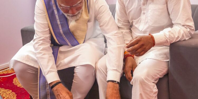 மோடியின் பிரதமர் பதவிக்காக 14 ஆண்டுகள் செருப்பு அணியாத தொண்டர்… இறுதியில் நடந்த நெகிழ்வூட்டும் சம்பவம்!