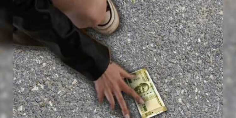 சாலை ஓரத்தில் கிடந்த பணத்தை ஒப்படைத்த சிறாருக்கு பாராட்டு!!