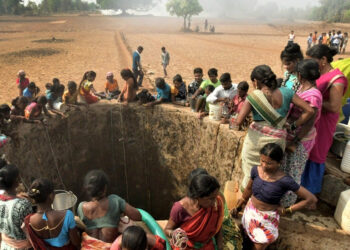 மகாராஷ்டிராவில் நீர் நெருக்கடி – தினமும் பல கிலோமீட்டர் நடந்து நீர் தேடும் பெண்கள்!