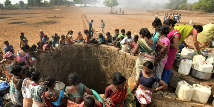 மகாராஷ்டிராவில் நீர் நெருக்கடி – தினமும் பல கிலோமீட்டர் நடந்து நீர் தேடும் பெண்கள்!