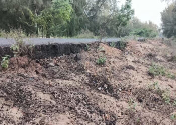 தடுப்பு சுவர் அமைக்கபடாததால் பயனற்று கிடக்கும் கிழக்கு கடற்கரை சாலை