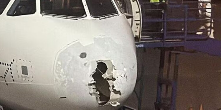 நடுவானில் ஆலங்கட்டிகளைத் தாண்டிய விமானம் சேதம்