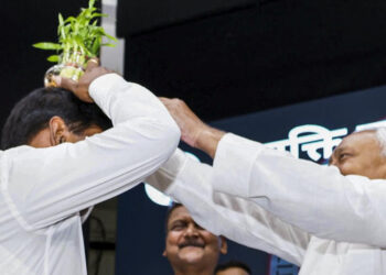 வரவேற்க வந்த அதிகாரியின் தலையில் பூந்தொட்டி வைத்த பீகார் முதலமைச்சர் !