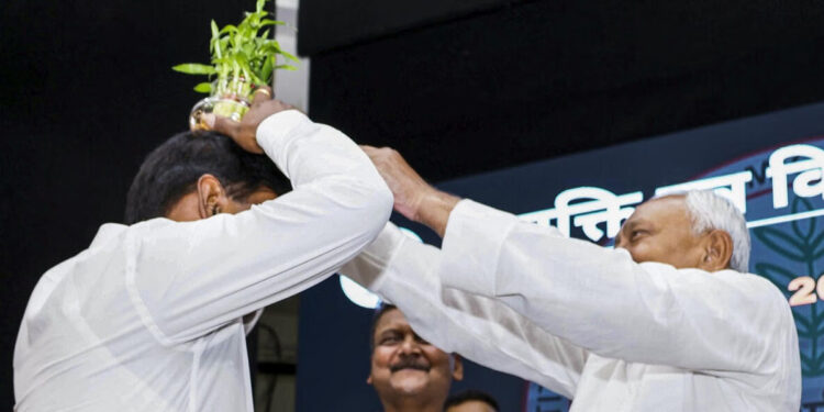 வரவேற்க வந்த அதிகாரியின் தலையில் பூந்தொட்டி வைத்த பீகார் முதலமைச்சர் !