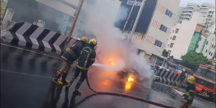 சென்னை : எழும்பூர் மேம்பாலம் அருகே கார் தீ விபத்து