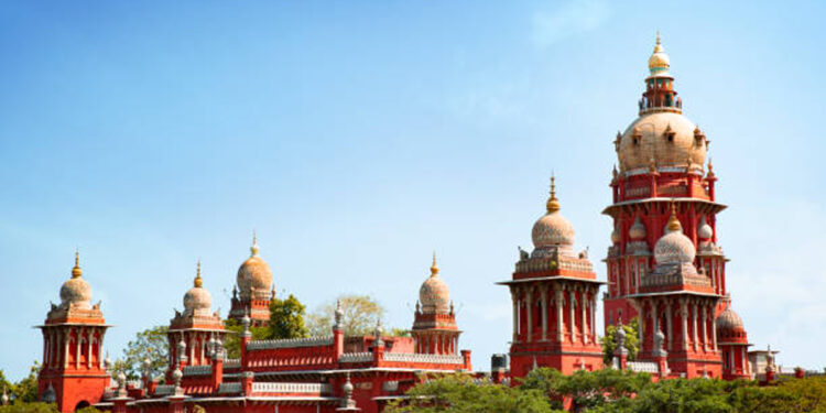 குற்றவாளிகள் மட்டும் வழுக்கி விழுவது எப்படி ? – நீதிமன்றம் எச்சரிக்கை !