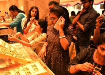 அடேங்கப்பா இத்தனை கோடியா ? கல்லா கட்டிய நகைக்கடை உரிமையாளர்கள்