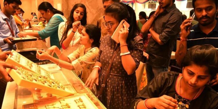 அடேங்கப்பா இத்தனை கோடியா ? கல்லா கட்டிய நகைக்கடை உரிமையாளர்கள்