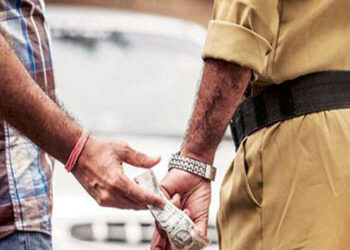 தருமபுரி : லஞ்சம் வாங்கிய தலைமைக் காவலர் கையும் களவுமாக கைது !