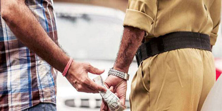 தருமபுரி : லஞ்சம் வாங்கிய தலைமைக் காவலர் கையும் களவுமாக கைது !