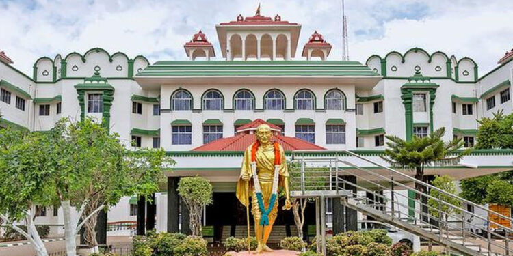 “ மொத்த டாஸ்மாக்கிலும் ஏதோ நடக்கிறது ” – உயர்நீதிமன்ற மதுரை கிளை நீதிபதி கடும் விமர்சனம்