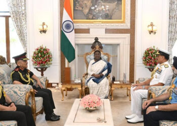 ‘ஆபரேஷன் சிந்தூர் ‘ வெற்றி : ஜனாதிபதி திரவுபதி முர்முவை சந்தித்த முப்படை தளபதிகள்