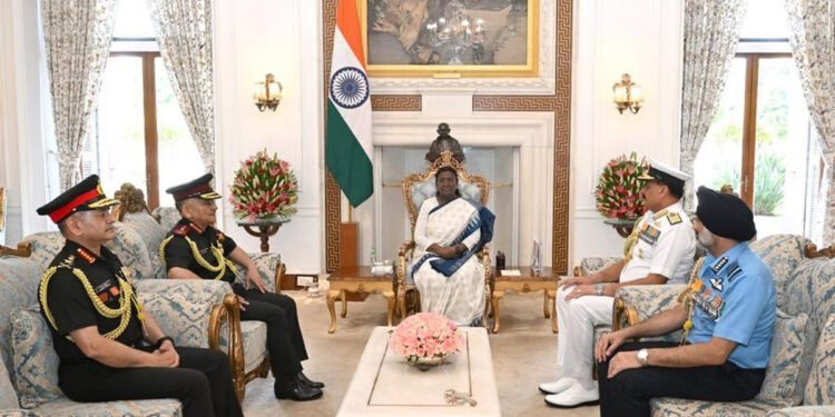 ‘ஆபரேஷன் சிந்தூர் ‘ வெற்றி : ஜனாதிபதி திரவுபதி முர்முவை சந்தித்த முப்படை தளபதிகள்