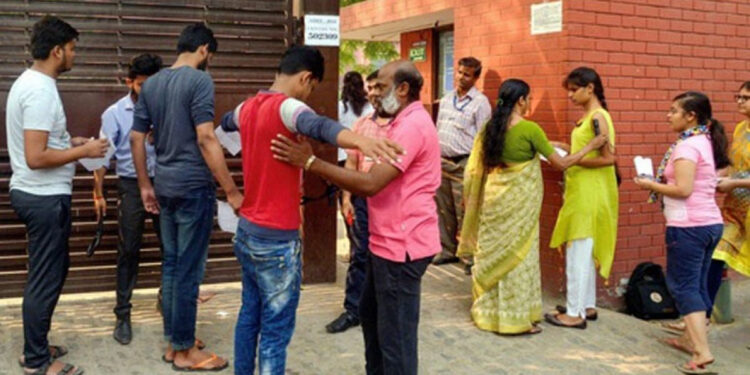 நீட் தேர்வர்களுக்கான ஆடை குறியீடுகள், வழிகாட்டுதல்கள் வெளியீடு