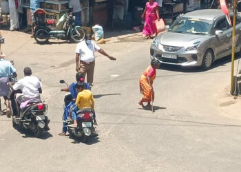 தென்காசி | சாலையை கடக்கத் தவித்த மூதாட்டிக்கு உதவிய போக்குவரத்து எஸ்ஐ – சமூக வலைதளங்களில் பாராட்டு வெள்ளம்