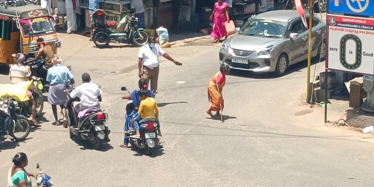 தென்காசி | சாலையை கடக்கத் தவித்த மூதாட்டிக்கு உதவிய போக்குவரத்து எஸ்ஐ – சமூக வலைதளங்களில் பாராட்டு வெள்ளம்