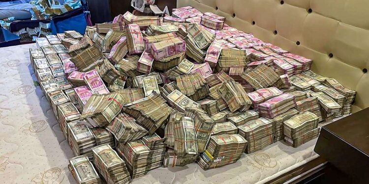 5.5 கோடி மக்களை ஏமாற்றி நிதி மோசடி