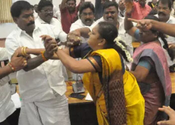 அ.தி.மு.க. குழுத் தலைவரை அறைந்த தி.மு.க. பெண் கவுன்சிலர் – சேலம் மாநகராட்சியில் பரபரப்பு