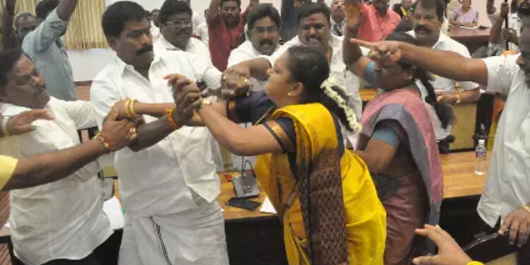 அ.தி.மு.க. குழுத் தலைவரை அறைந்த தி.மு.க. பெண் கவுன்சிலர் – சேலம் மாநகராட்சியில் பரபரப்பு