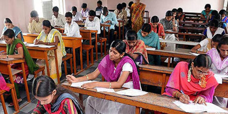 இடைநிலை ஆசிரியர் பயிற்சி தேர்வு: ஹால் டிக்கெட் வந்துருச்சா..!