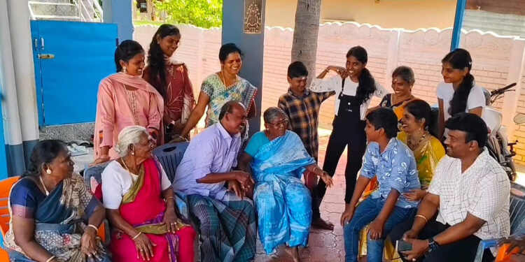 தேனி : 40 ஆண்டுகளுக்குப் பிறகு ஊர் திரும்பிய மகன் – ஆரத்தழுவி கண்ணீர் விட்ட தாய் நெகிழ்ச்சியில் மக்கள் !