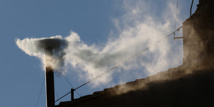 அடுத்த போப் யார் ? இருமுறை முடிவடையாத வாக்கெடுப்பு… இறுதியில் வெள்ளைப் புகை !