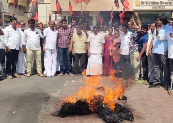 ஆர்.பி.உதயக்குமார் உருவ பொம்மை எரிப்பு..!