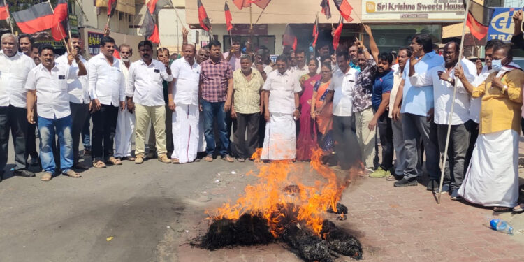 ஆர்.பி.உதயக்குமார் உருவ பொம்மை எரிப்பு..!