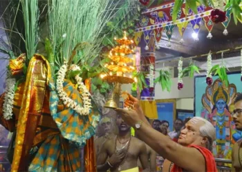 சங்கரன்கோவில் திரௌபதி அம்மன் கோவிலில் பூக்குழி திருவிழா கொடியேற்றத்துடன் தொடக்கம்