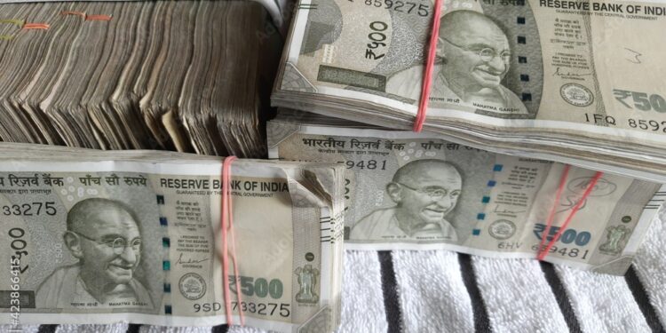 தூசி தட்டியபோது கிடைத்த ரூ.80 கோடி, உற்சாகத்தில் குடுமபம்