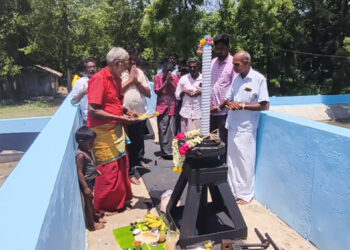 சிறப்பு பூஜைகள் செய்து மலர் தூவி காவிரி அன்னையை வரவேற்று நொடிக்கு 800 கன அடி தண்ணீரை நீர்வள ஆதாரத்துறையினர் திறந்து விட்டனர்.