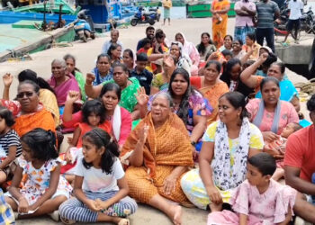 கன்னியாகுமரி சின்னமூட்டம் மீன் பிடித்து துறைமுகத்திலிருந்து இரும்பு படகு கடலுக்குள் செல்ல மீன்வளத்துறை அதிகாரிகள் அனுமதி மறுப்பு