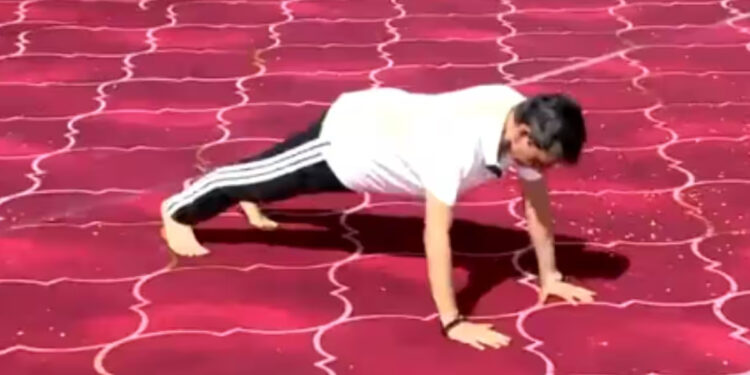 திடீரென படுத்து தண்டால் எடுத்து அசத்திய ஆளுநர் ரவி!