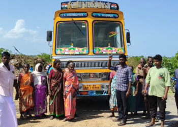 சீர்காழி அருகே பனமங்கலத்தில் குடியிருப்பு அருகே குப்பை, கழிவுகளை கொட்டிய லாரியை சிறைபிடித்த கிராமமக்கள்