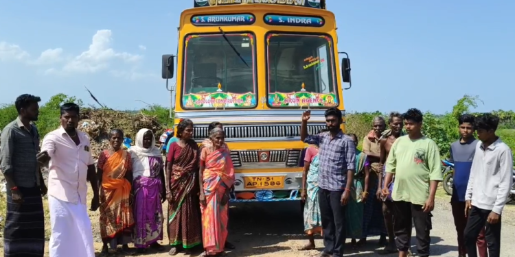 சீர்காழி அருகே பனமங்கலத்தில் குடியிருப்பு அருகே குப்பை, கழிவுகளை கொட்டிய லாரியை சிறைபிடித்த கிராமமக்கள்