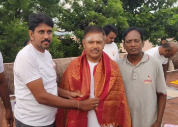 46 ஆண்டுகளாக கட்டணம் இன்றி யோகா கற்றுத்தரும் யோகா ஆசிரியருக்கு பாராட்டு