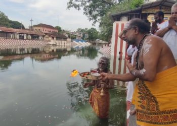 மயிலாடுதுறை காவிரி துலா கட்டத்திற்கு வந்த காவிரி நீரை வரவேற்று சிறப்பு பூஜை