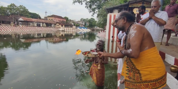 மயிலாடுதுறை காவிரி துலா கட்டத்திற்கு வந்த காவிரி நீரை வரவேற்று சிறப்பு பூஜை