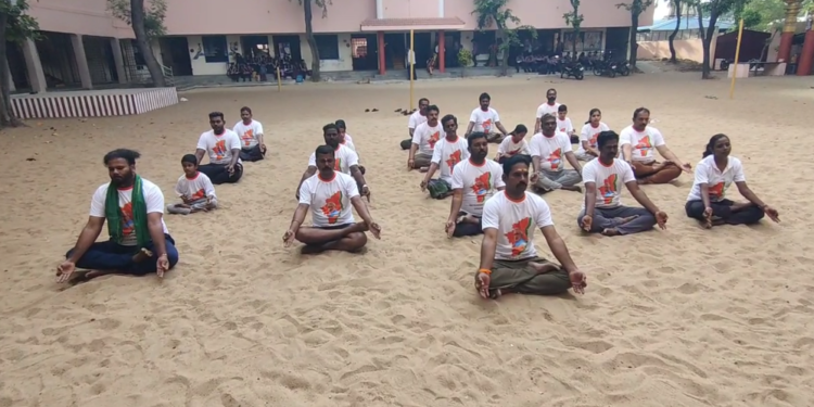 மயிலாடுதுறையில் உலக யோகா தினத்தை முன்னிட்டு பாஜகவினர் பல்வேறு யோகா பயிற்சி