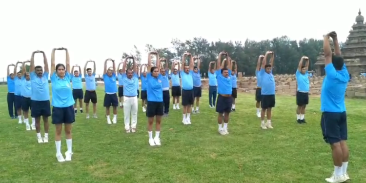 மாமல்லபுரம் கடற்கரை கோயில் வளாகத்தில் தாம்பரம் விமானப்படை சார்பில் யோகா நிகழ்ச்சி