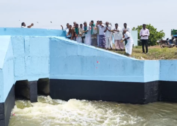 திருக்குவளை அடுத்த ஏர்வைக்காடு  கதவணை பகுதிக்கு வந்து சேர்ந்த காவிரி நீரை நெல் மணிகள் பூக்கள் தூவி உற்சாகமாக வரவேற்ற விவசாயிகள்