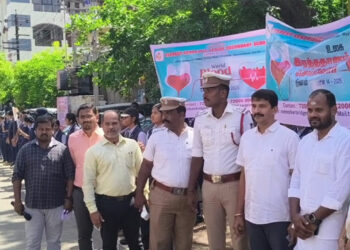 மயிலாடுதுறையில் உலக ரத்ததான தினத்தை முன்னிட்டு மனித சங்கிலியாக நின்று ரத்ததானம் குறித்து விழிப்புணர்வு முழக்கம்