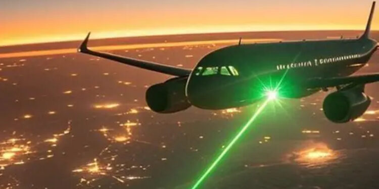 சென்னையில் மீண்டும் விமானம் மீது லேசர் ஒளி தாக்கம் – 15 நாட்களில் 3வது முறை !