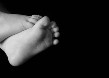 திருத்தணி அருகே முட்புதரில் தொப்புள் கொடியுடன் பச்சிளம் பெண் குழந்தை கைவிடப்பட்ட அதிர்ச்சி